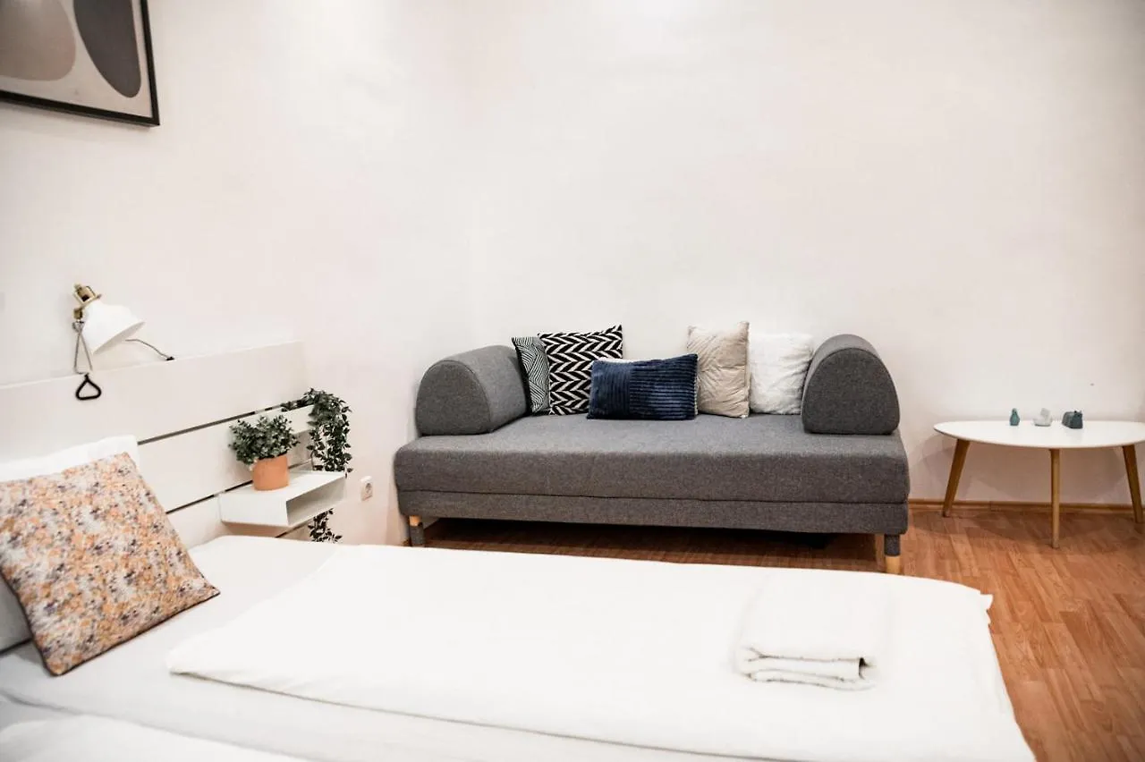 Stylish And Spacious ! Central Location Kazincy Netflix Будапешт Апартаменты