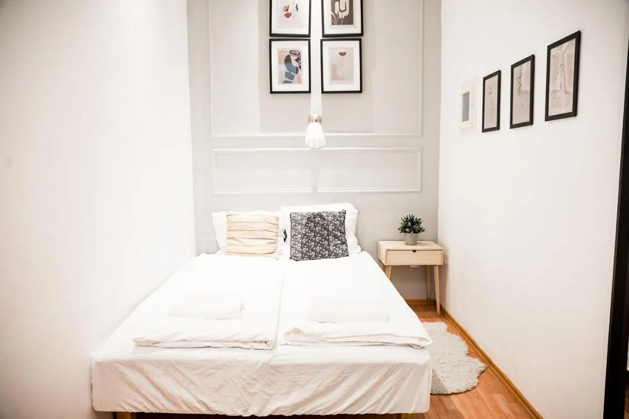 Stylish And Spacious ! Central Location Kazincy Netflix Будапешт Венгрия