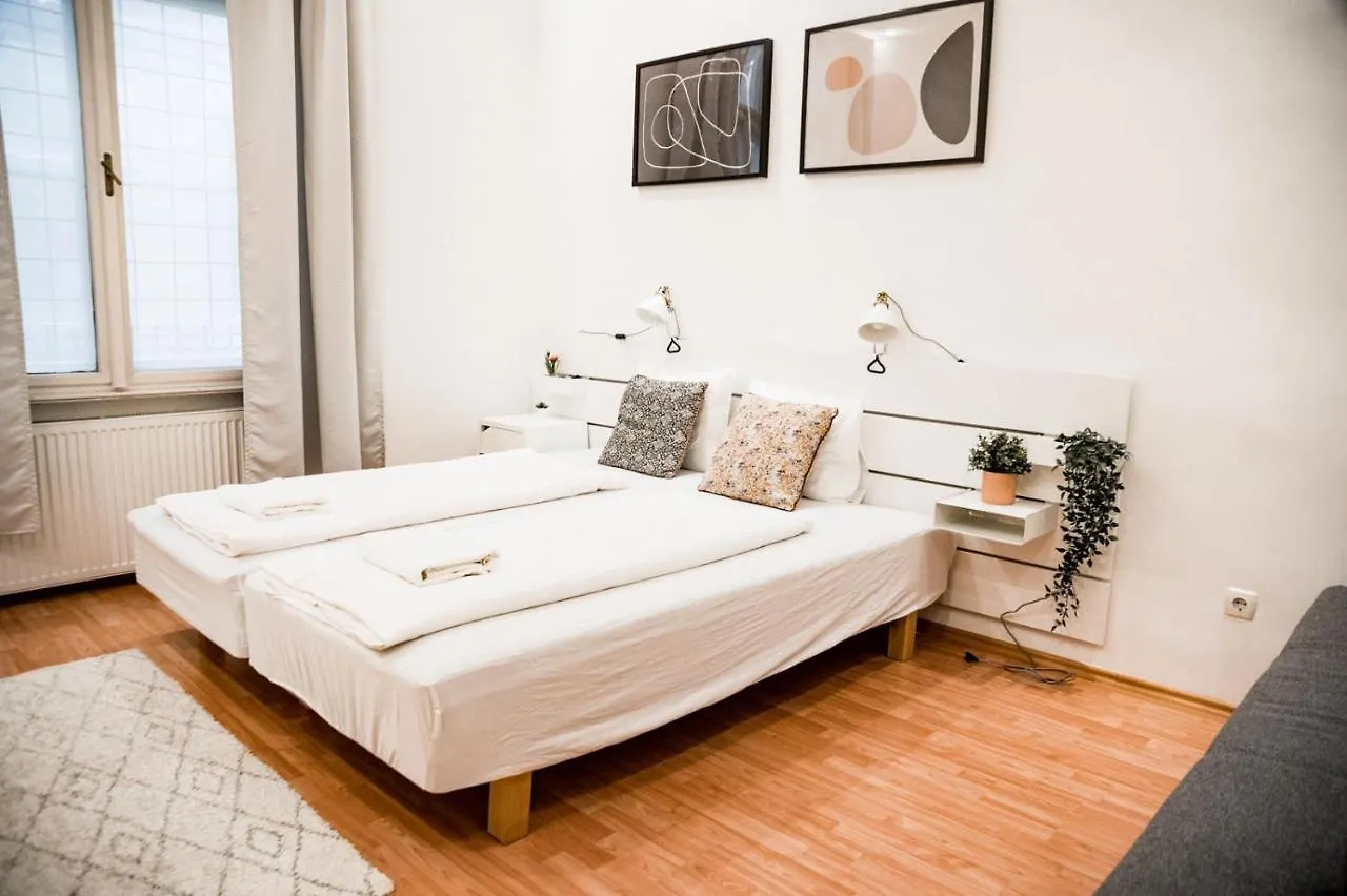 Апартаменты Stylish And Spacious ! Central Location Kazincy Netflix Будапешт