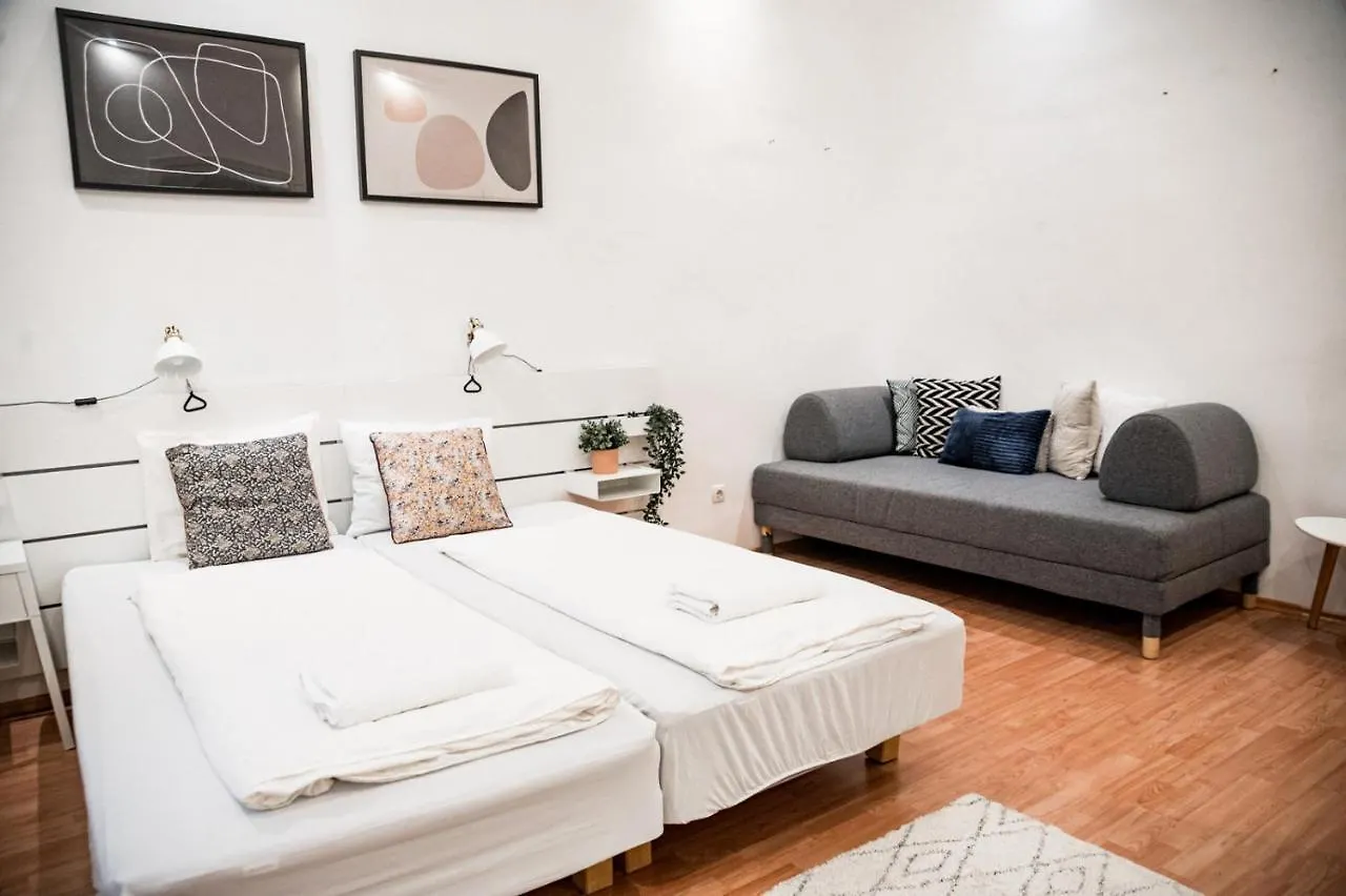 Stylish And Spacious ! Central Location Kazincy Netflix Будапешт