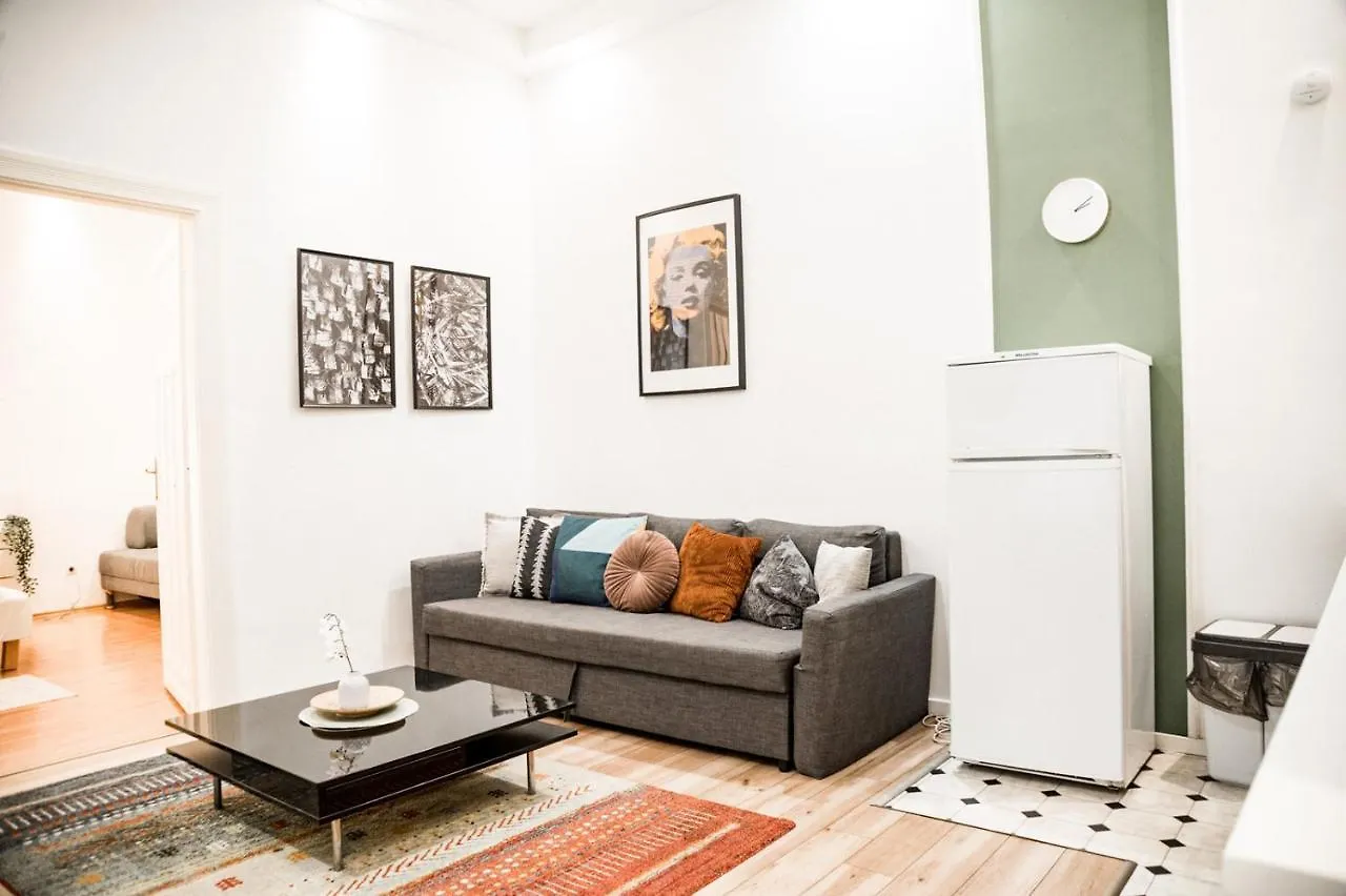 Stylish And Spacious ! Central Location Kazincy Netflix Будапешт Апартаменты
