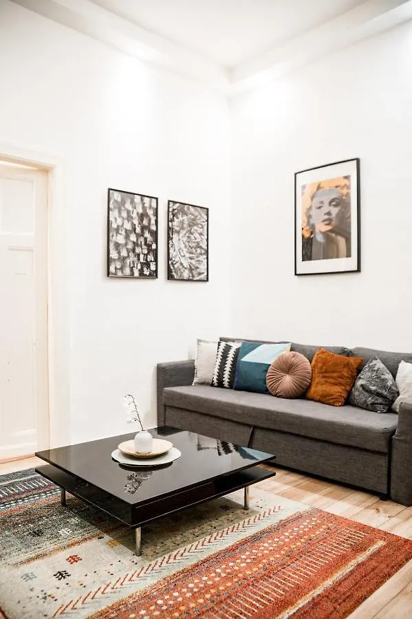 Stylish And Spacious ! Central Location Kazincy Netflix Будапешт Апартаменты