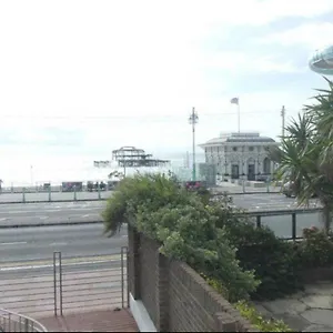 sea-view-2-bedroom-west-pier-brighton-beach.brighton-hotels-england.com/